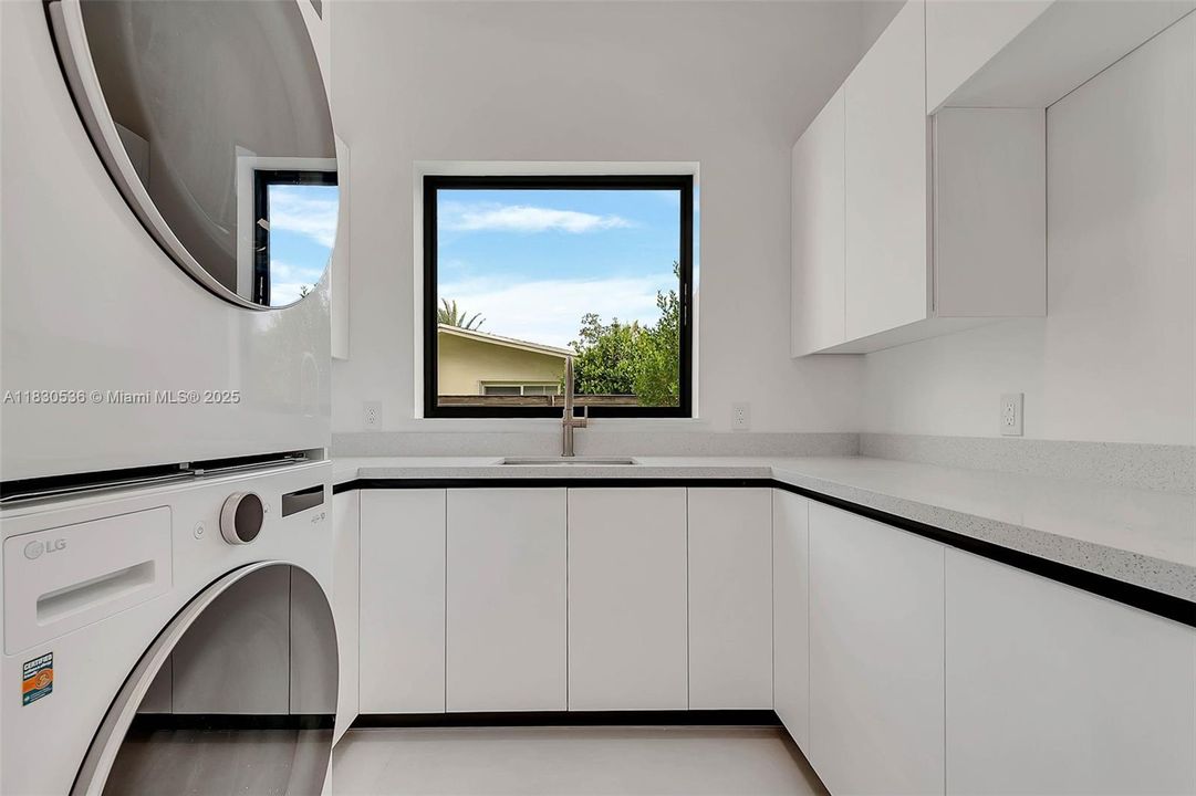 Recently Sold: $5,995,000 (6 beds, 6 baths, 6152 Square Feet)