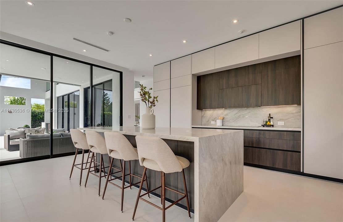 Recently Sold: $5,995,000 (6 beds, 6 baths, 6152 Square Feet)