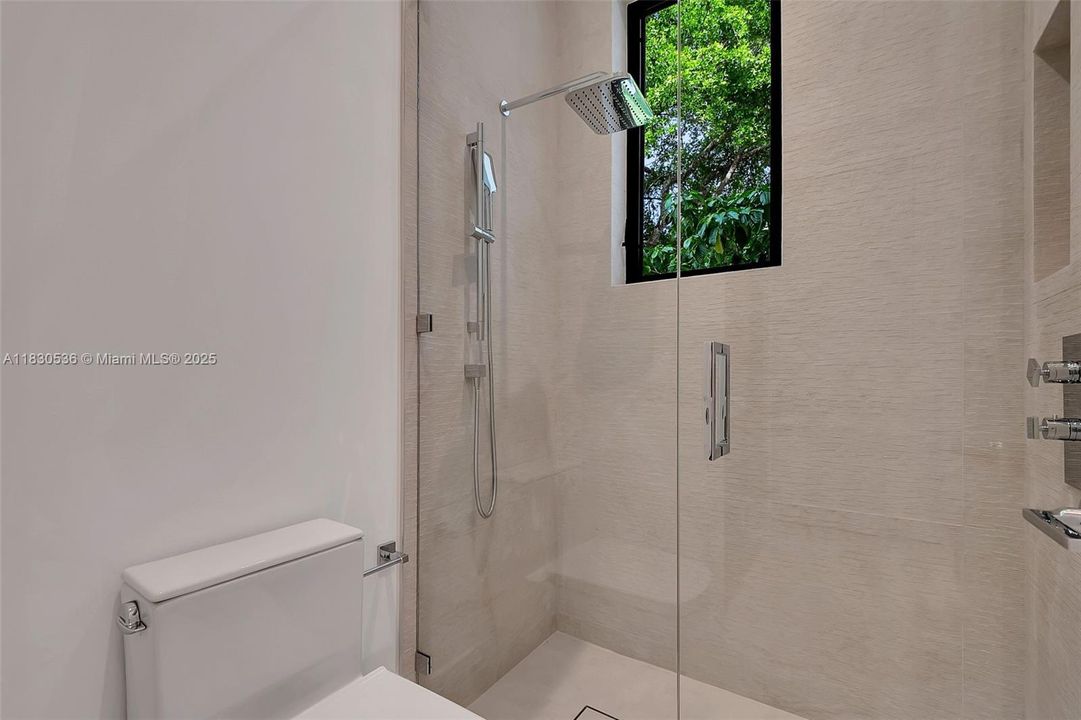 Recently Sold: $5,995,000 (6 beds, 6 baths, 6152 Square Feet)