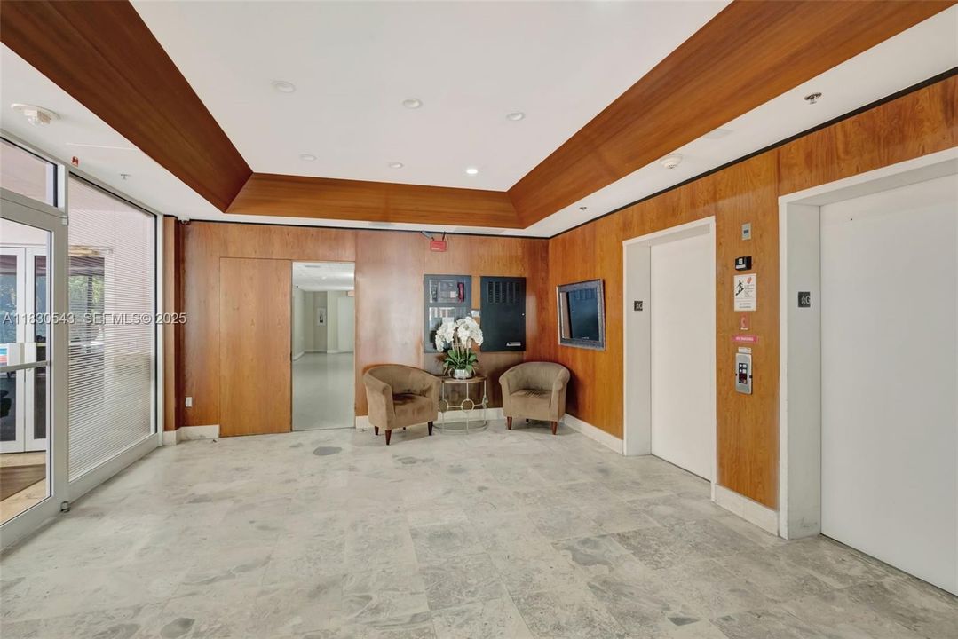 Recently Sold: $299,000 (1 beds, 1 baths, 715 Square Feet)