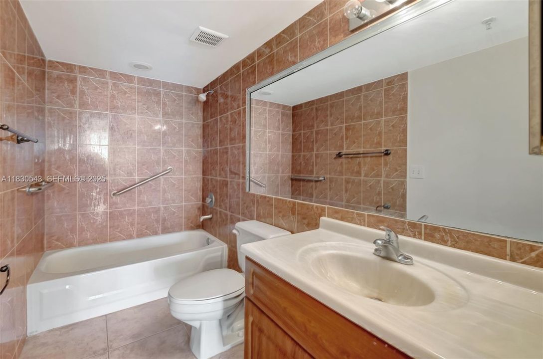 Recently Sold: $299,000 (1 beds, 1 baths, 715 Square Feet)