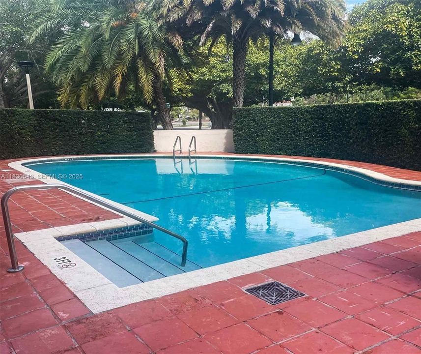 Recently Sold: $299,000 (1 beds, 1 baths, 715 Square Feet)