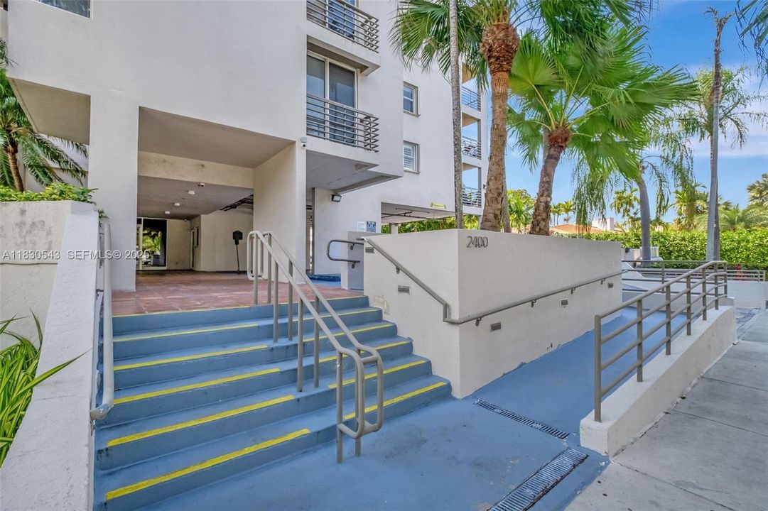 Recently Sold: $299,000 (1 beds, 1 baths, 715 Square Feet)