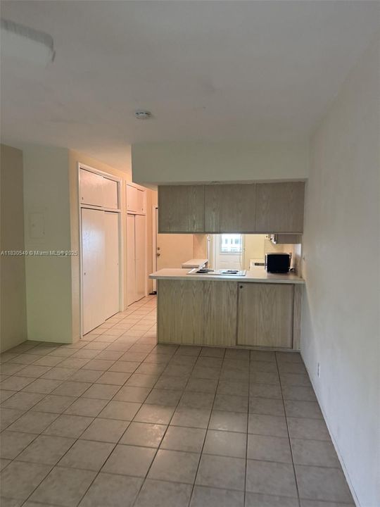 Под контрактом: $195,000 (0 спален, 1 ванн, 392 Квадратных фут)