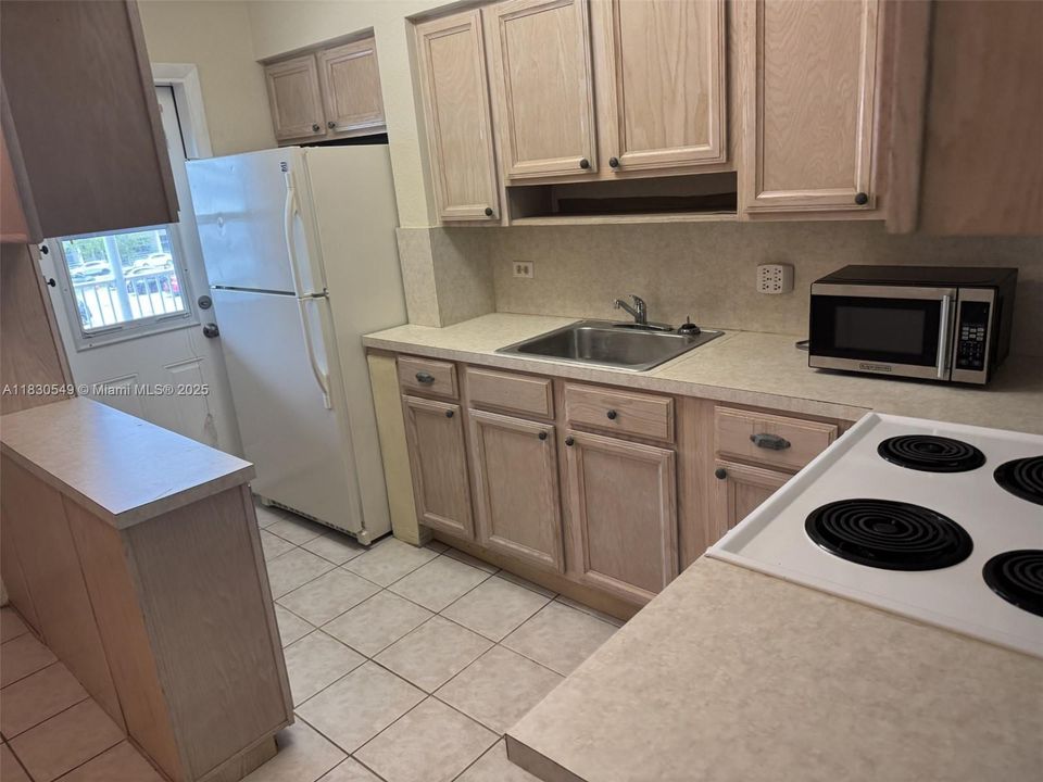 Под контрактом: $195,000 (0 спален, 1 ванн, 392 Квадратных фут)