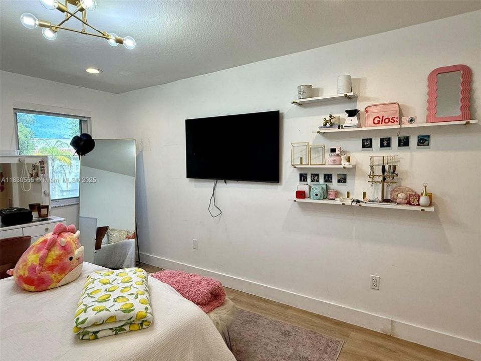 Recently Rented: $4,400 (3 beds, 2 baths, 1898 Square Feet)