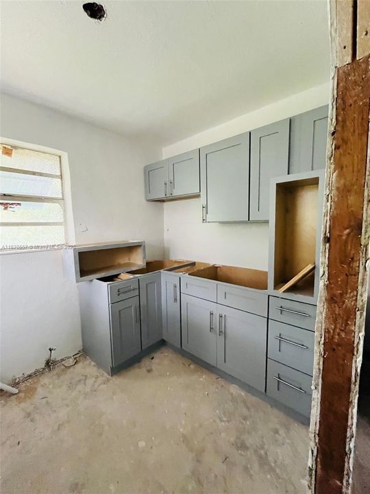 Под контрактом: $230,000 (3 спален, 1 ванн, 973 Квадратных фут)