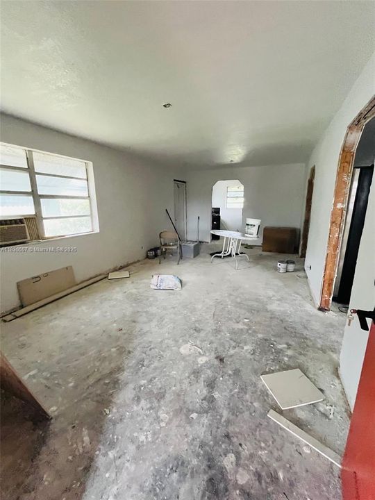 Под контрактом: $230,000 (3 спален, 1 ванн, 973 Квадратных фут)