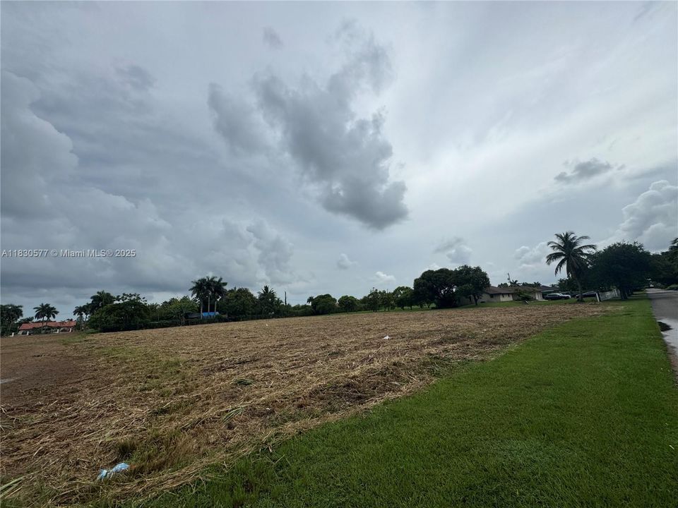 待售: $485,000 (1.25 acres)