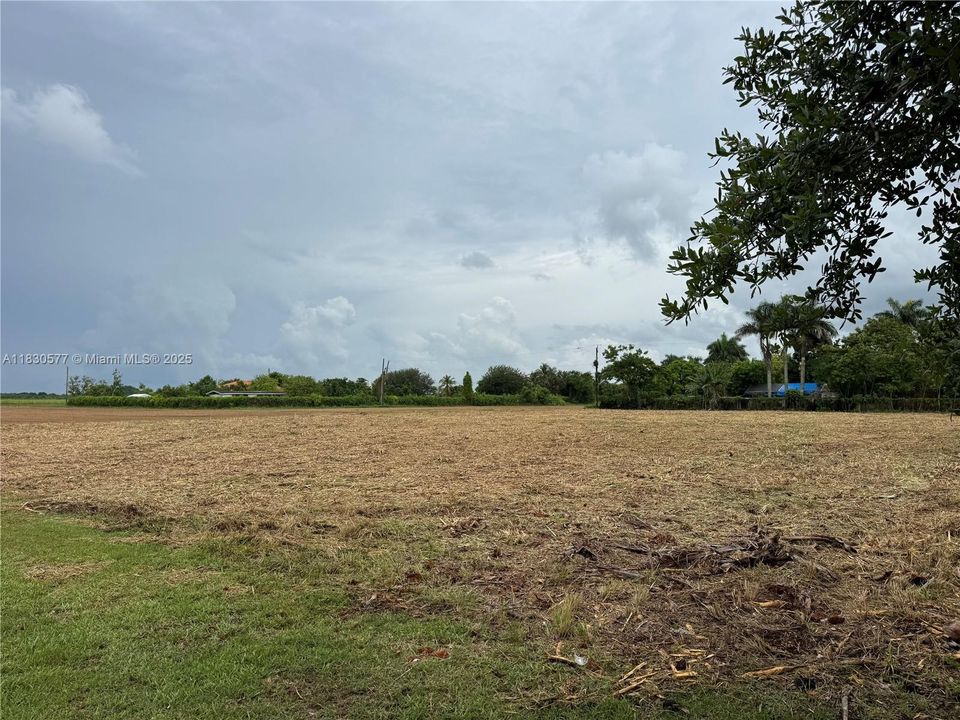 待售: $485,000 (1.25 acres)