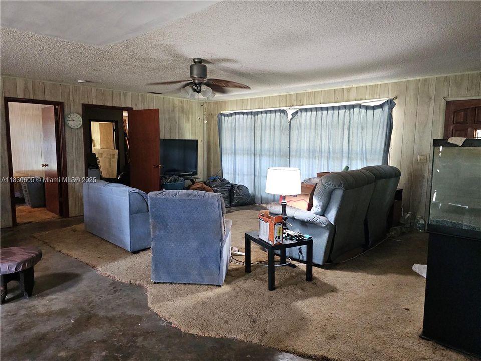 Recently Sold: $275,000 (3 beds, 2 baths, 1472 Square Feet)