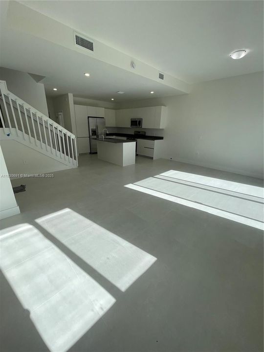 合同活跃: $3,500 (4 贝兹, 3 浴室, 0 平方英尺)