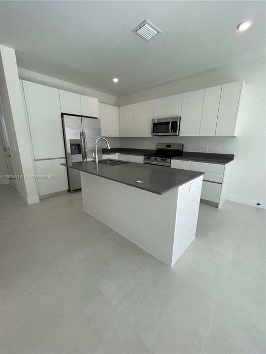 合同活跃: $3,500 (4 贝兹, 3 浴室, 0 平方英尺)