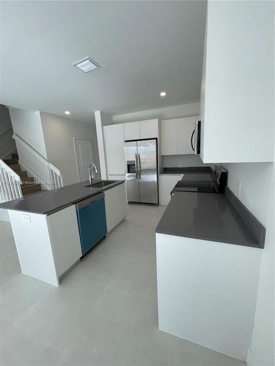 合同活跃: $3,500 (4 贝兹, 3 浴室, 0 平方英尺)