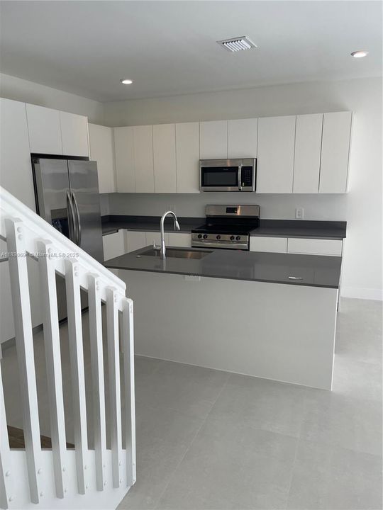 合同活跃: $3,500 (4 贝兹, 3 浴室, 0 平方英尺)