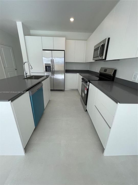 合同活跃: $3,500 (4 贝兹, 3 浴室, 0 平方英尺)