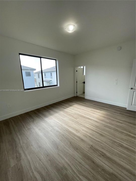 合同活跃: $3,500 (4 贝兹, 3 浴室, 0 平方英尺)