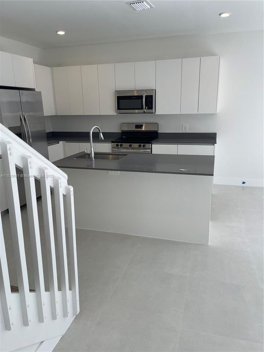 合同活跃: $3,500 (4 贝兹, 3 浴室, 0 平方英尺)