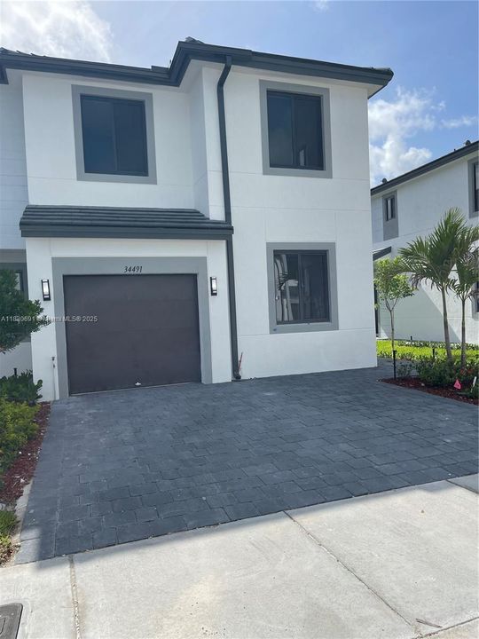 合同活跃: $3,500 (4 贝兹, 3 浴室, 0 平方英尺)