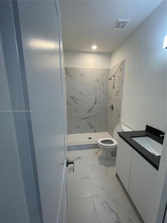 合同活跃: $3,500 (4 贝兹, 3 浴室, 0 平方英尺)