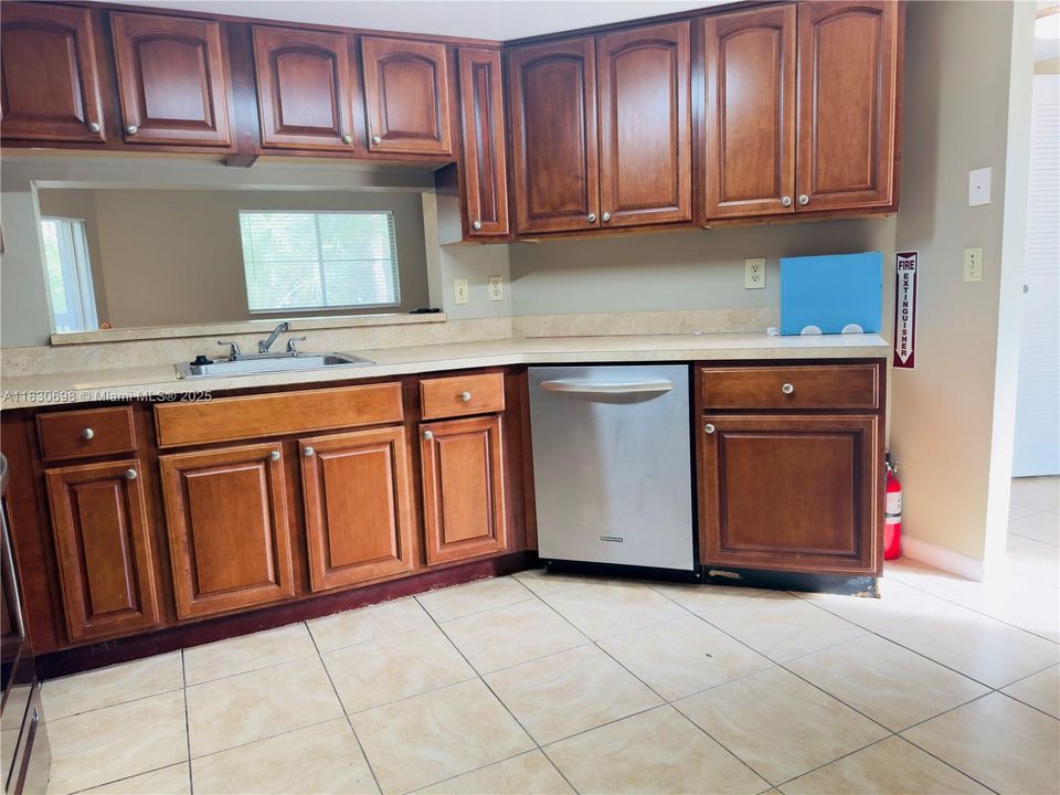 Active With Contract: $285,000 (3 beds, 2 baths, 1100 Square Feet)