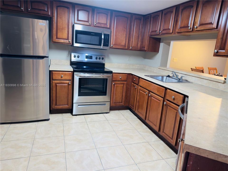 Active With Contract: $285,000 (3 beds, 2 baths, 1100 Square Feet)