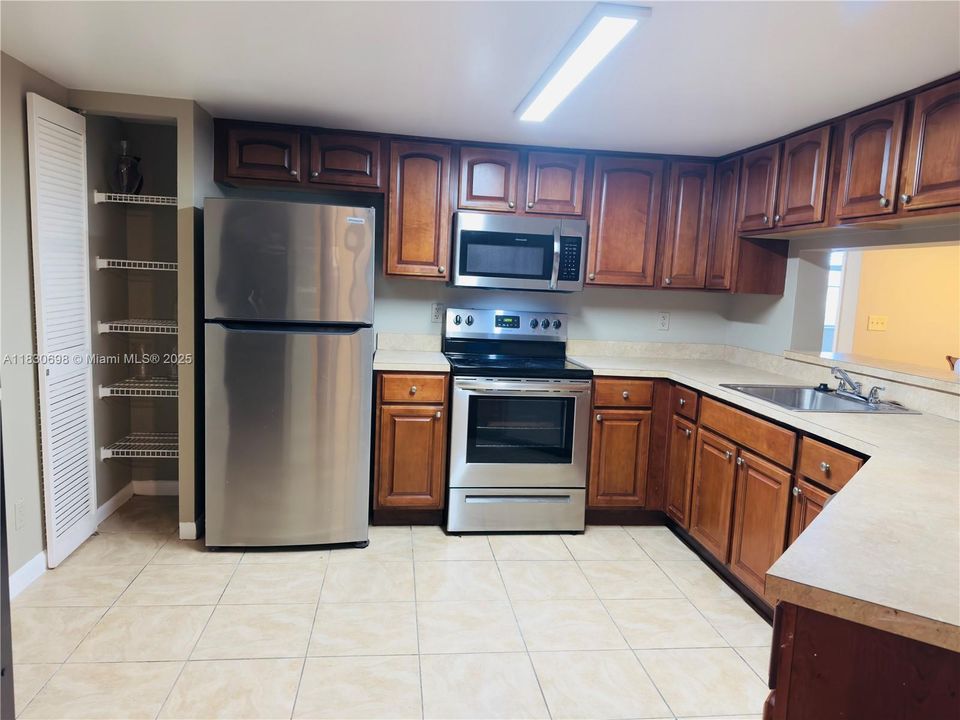 Active With Contract: $285,000 (3 beds, 2 baths, 1100 Square Feet)