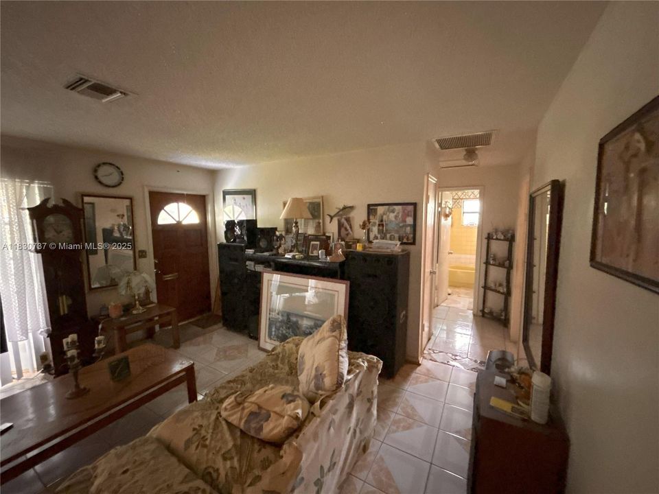 合同活跃: $350,000 (2 贝兹, 1 浴室, 1016 平方英尺)