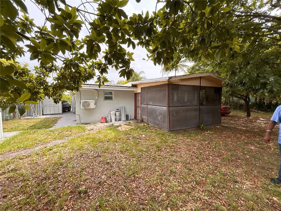 合同活跃: $350,000 (2 贝兹, 1 浴室, 1016 平方英尺)