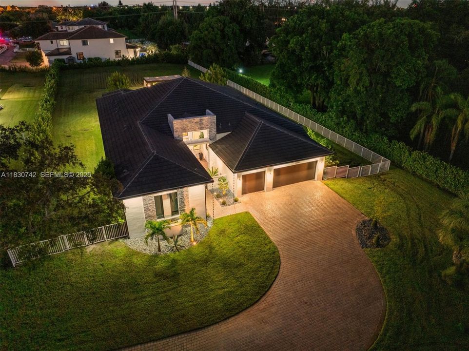 En Renta: $12,500 (4 camas, 4 baños, 3705 Pies cuadrados)