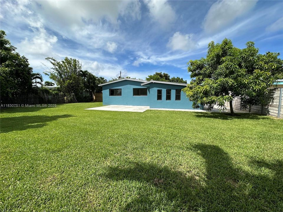 合同活跃: $3,600 (3 贝兹, 2 浴室, 1587 平方英尺)