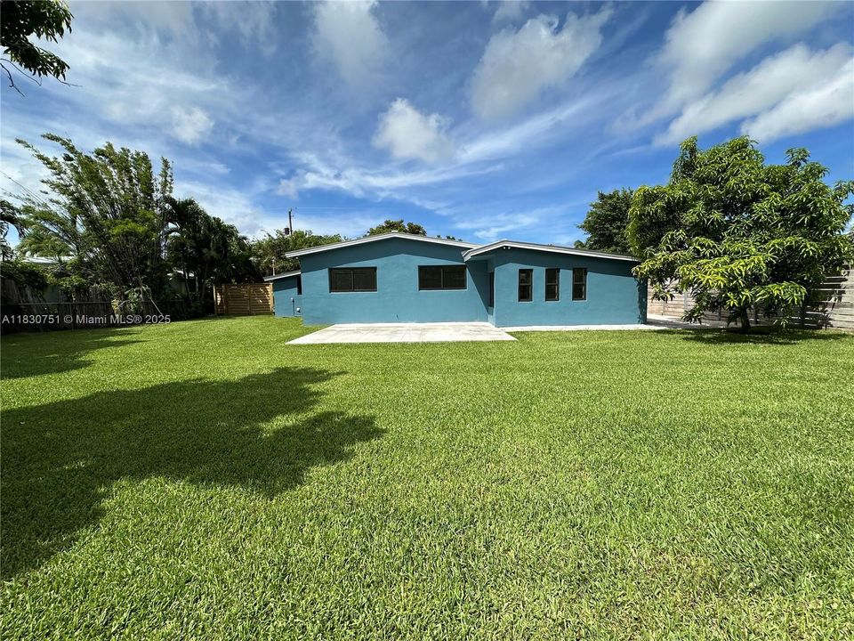 合同活跃: $3,600 (3 贝兹, 2 浴室, 1587 平方英尺)