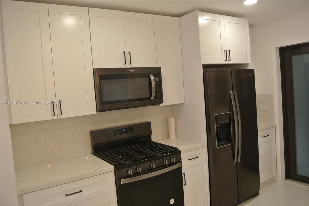 合同活跃: $3,600 (3 贝兹, 2 浴室, 1587 平方英尺)