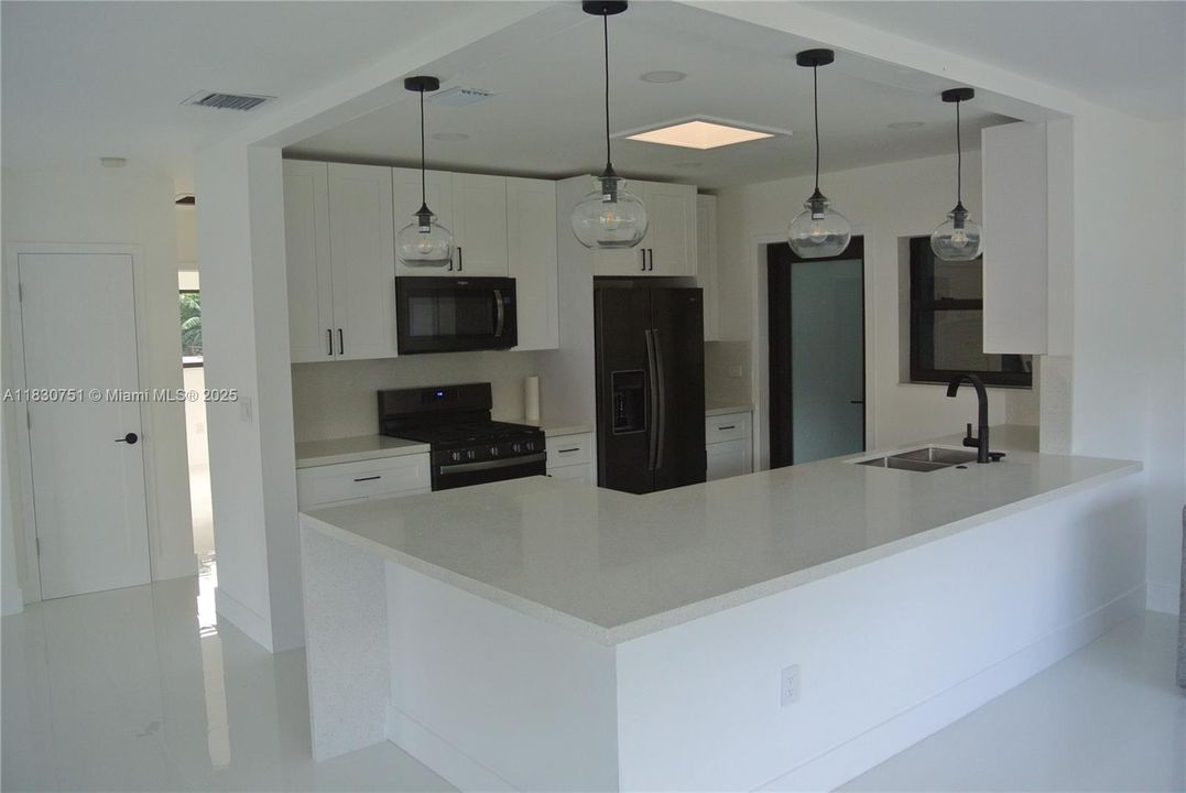 合同活跃: $3,600 (3 贝兹, 2 浴室, 1587 平方英尺)