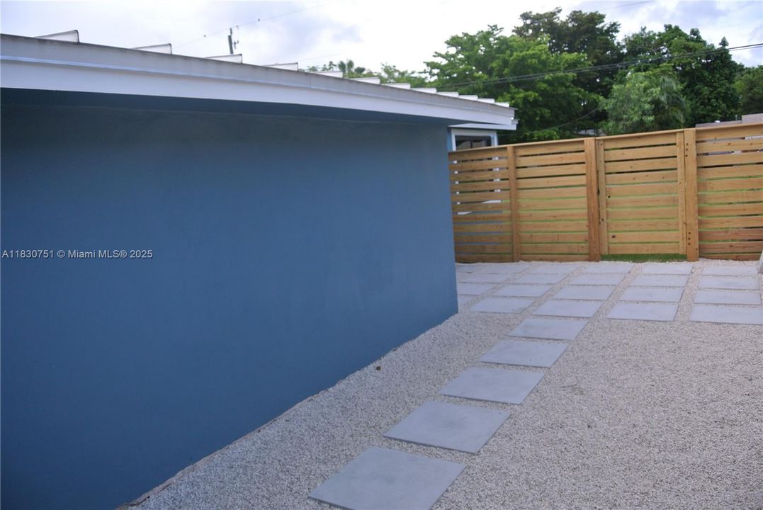 合同活跃: $3,600 (3 贝兹, 2 浴室, 1587 平方英尺)