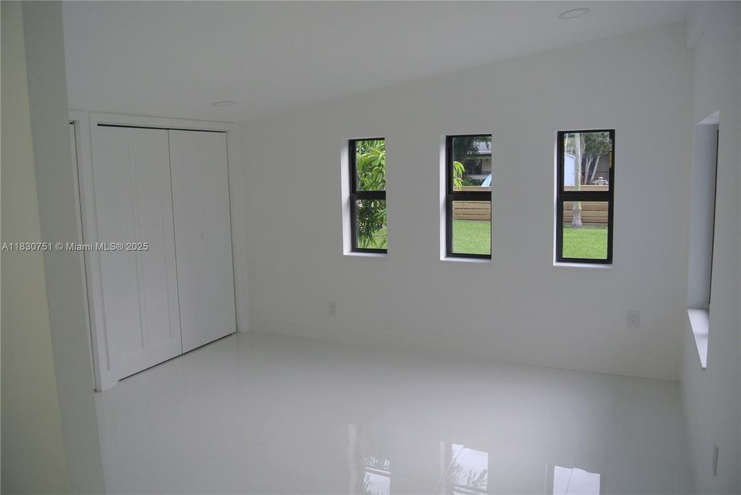 合同活跃: $3,600 (3 贝兹, 2 浴室, 1587 平方英尺)