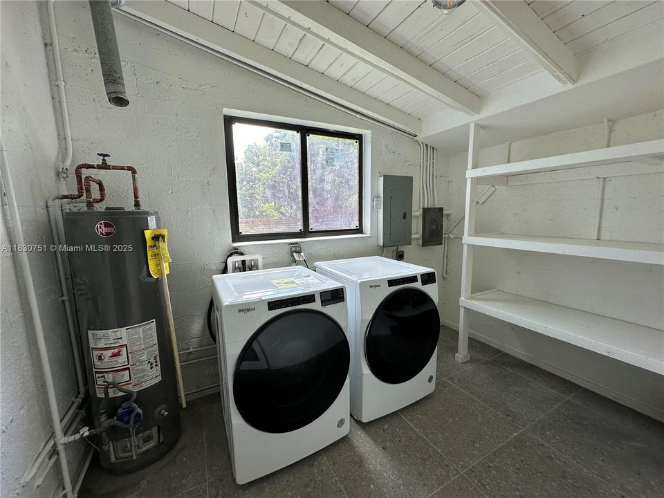 合同活跃: $3,600 (3 贝兹, 2 浴室, 1587 平方英尺)