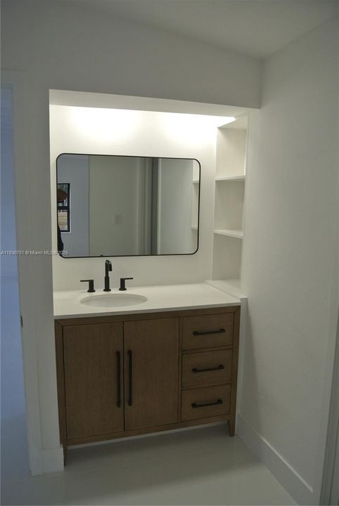 合同活跃: $3,600 (3 贝兹, 2 浴室, 1587 平方英尺)