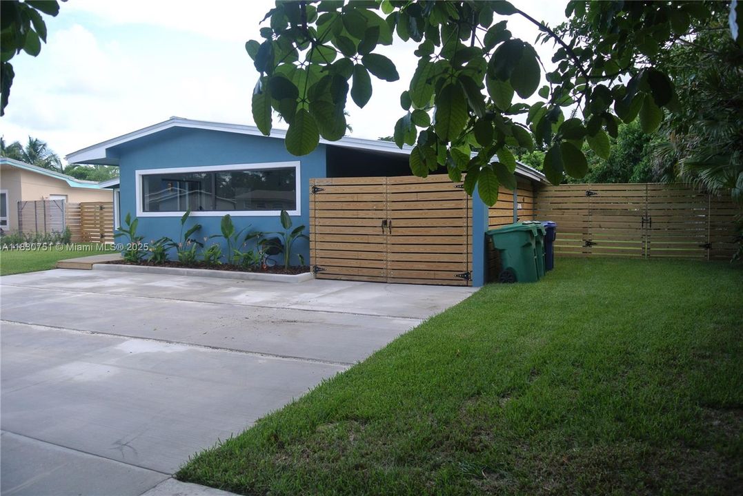 合同活跃: $3,600 (3 贝兹, 2 浴室, 1587 平方英尺)