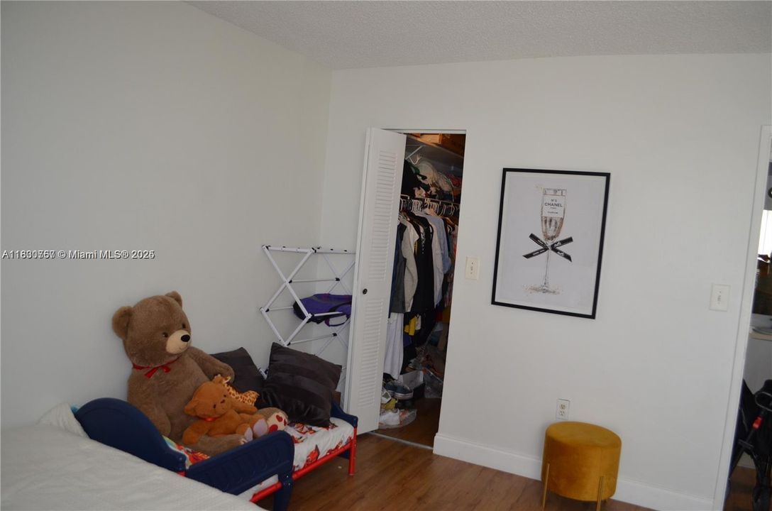 Active With Contract: $1,725 (1 beds, 1 baths, 740 Square Feet)