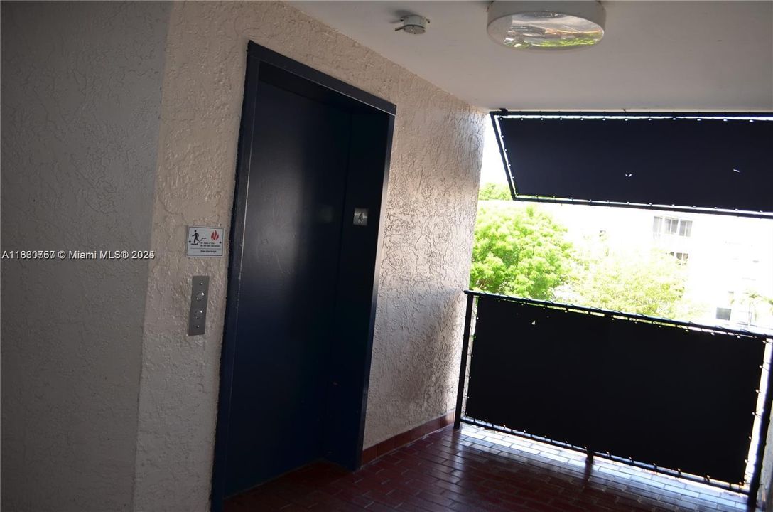 Active With Contract: $1,725 (1 beds, 1 baths, 740 Square Feet)