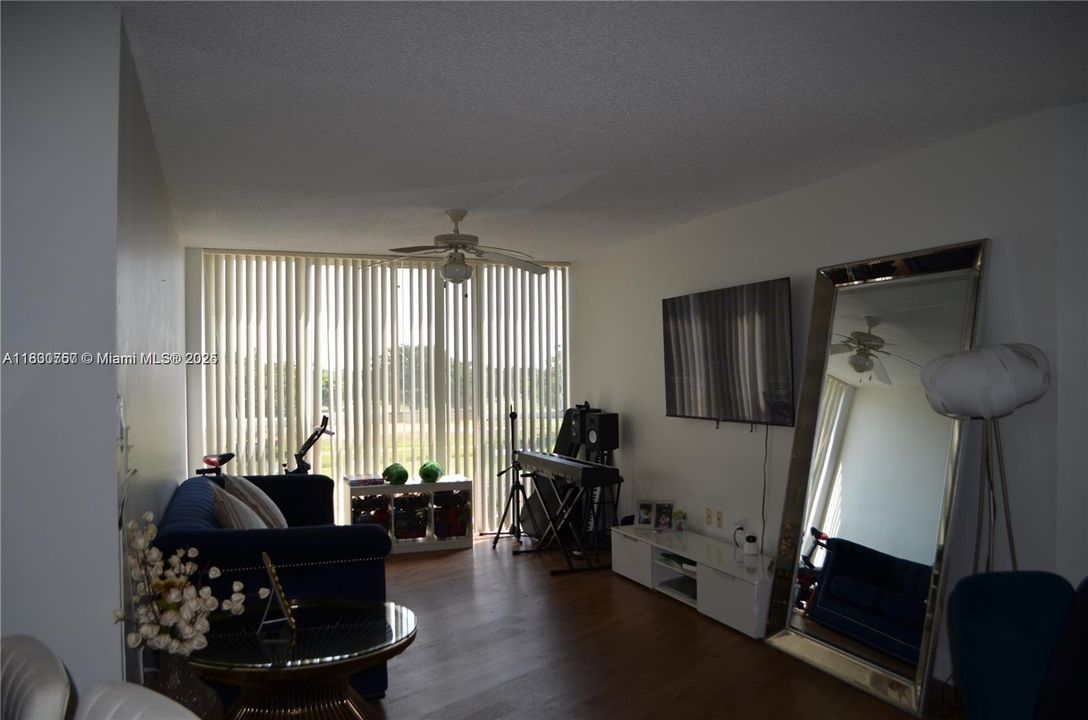 Active With Contract: $1,725 (1 beds, 1 baths, 740 Square Feet)