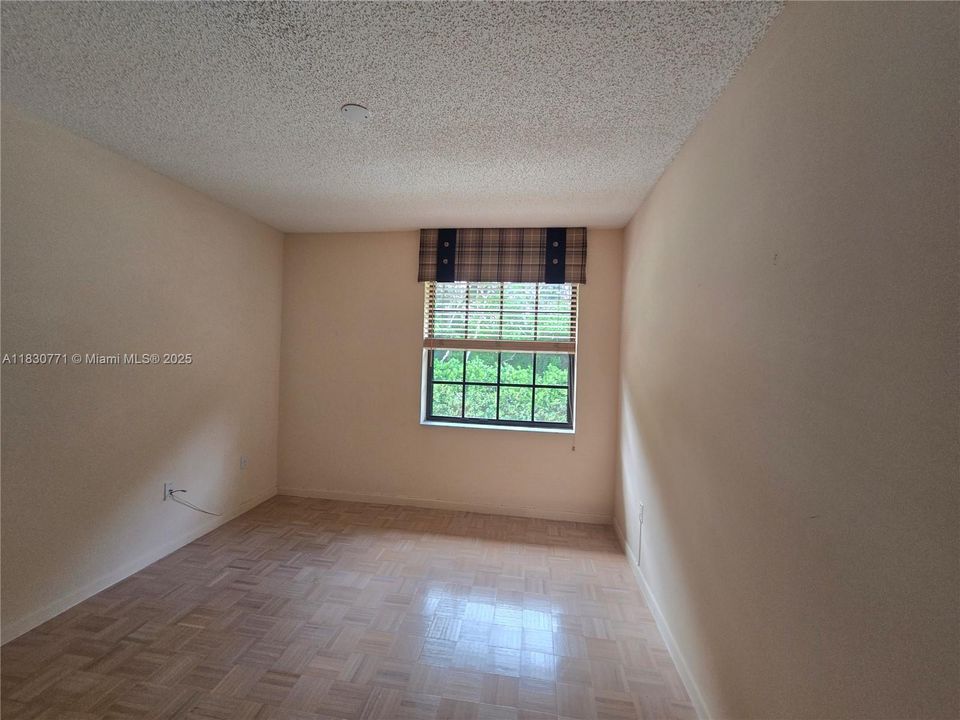 合同活跃: $153,900 (3 贝兹, 2 浴室, 1326 平方英尺)