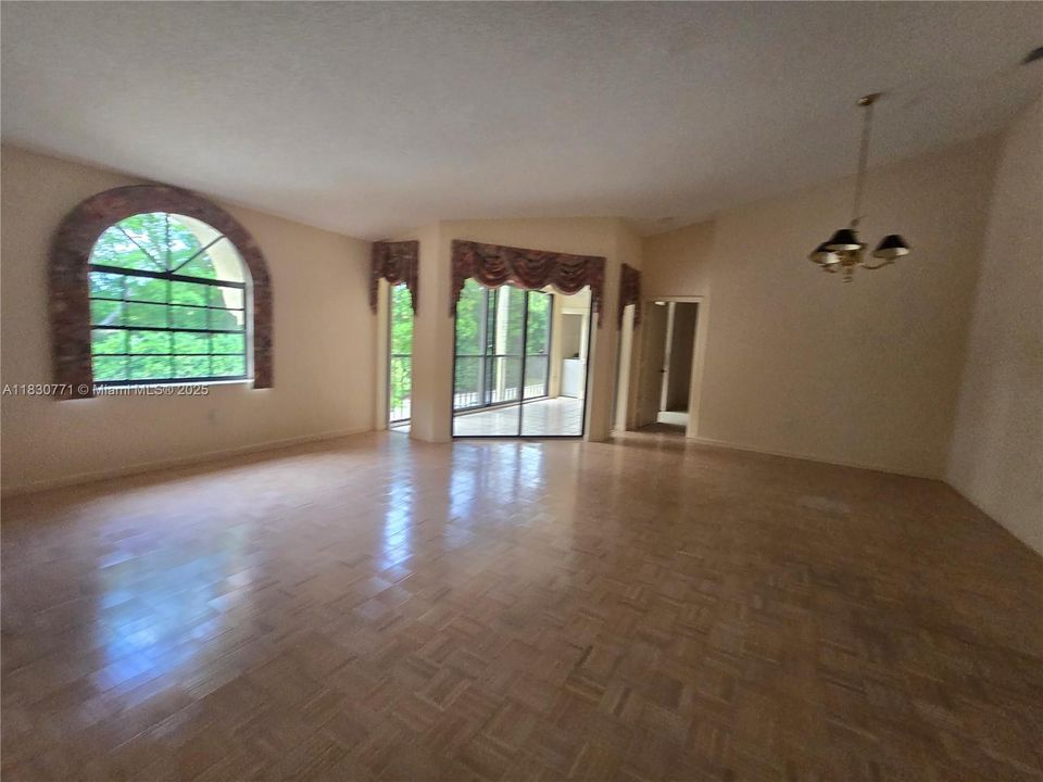 合同活跃: $153,900 (3 贝兹, 2 浴室, 1326 平方英尺)