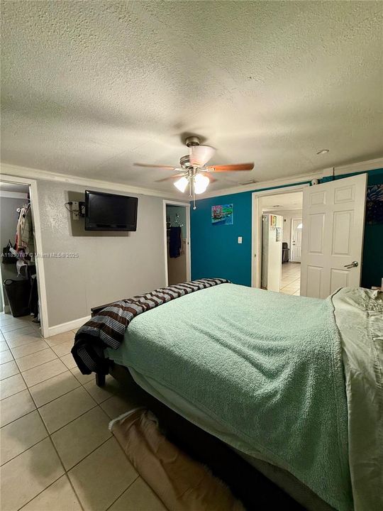 合同活跃: $450,000 (3 贝兹, 1 浴室, 1121 平方英尺)