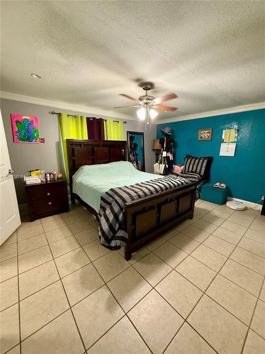 合同活跃: $450,000 (3 贝兹, 1 浴室, 1121 平方英尺)