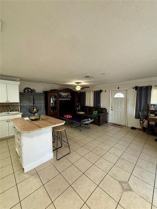 合同活跃: $450,000 (3 贝兹, 1 浴室, 1121 平方英尺)