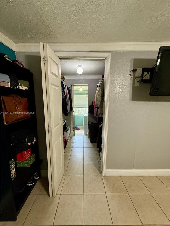 合同活跃: $450,000 (3 贝兹, 1 浴室, 1121 平方英尺)