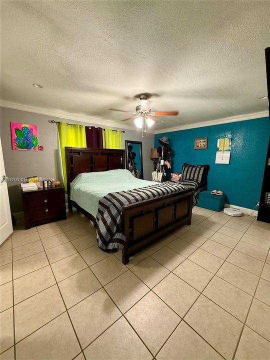 合同活跃: $450,000 (3 贝兹, 1 浴室, 1121 平方英尺)