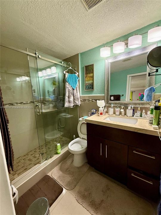 合同活跃: $450,000 (3 贝兹, 1 浴室, 1121 平方英尺)